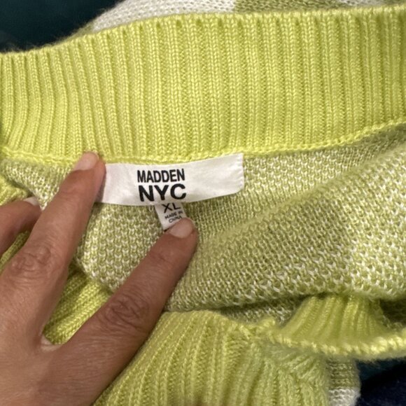Madden NYC Womens XL Green & White Checkered V-Neck Sweater - Picture 6 of 9